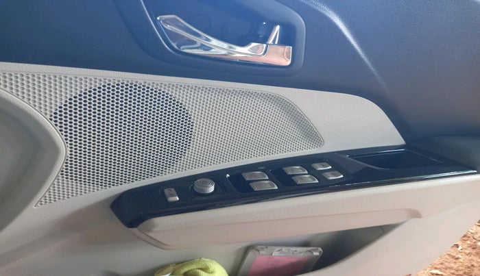 2022 Mahindra XUV300 W8 (O) 1.2 PETROL, Petrol, Manual, 16,453 km, interior