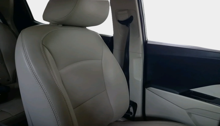 2022 Mahindra XUV300 W8 (O) 1.2 PETROL, Petrol, Manual, 16,453 km, interior