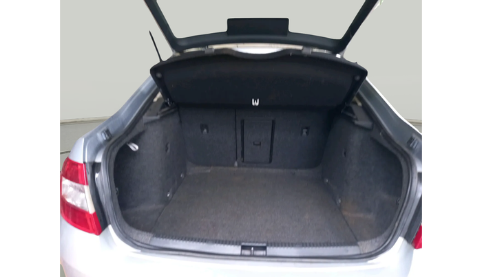 2013 Skoda Octavia AMBITION 2.0 TDI AT, Diesel, Automatic, 1,09,502 km, exterior