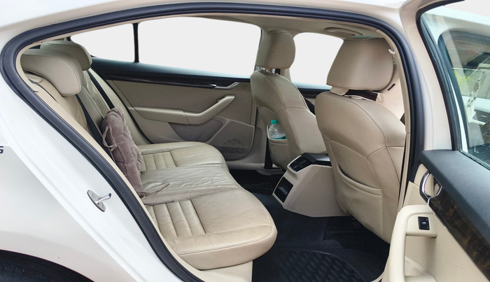 2014 Skoda Octavia ELEGANCE 2.0 TDI AT, Diesel, Automatic, 1,18,497 km, interior