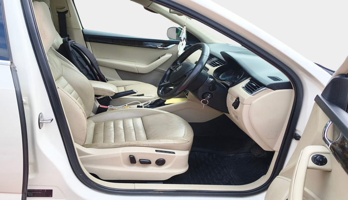 2014 Skoda Octavia ELEGANCE 2.0 TDI AT, Diesel, Automatic, 1,18,497 km, interior