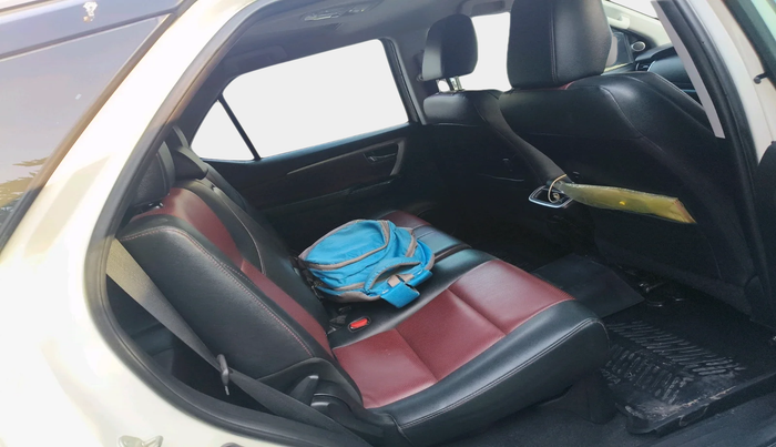 2021 Toyota Fortuner 4X2 AT 2.8 LEGENDER, Diesel, Automatic, 77,696 km, interior