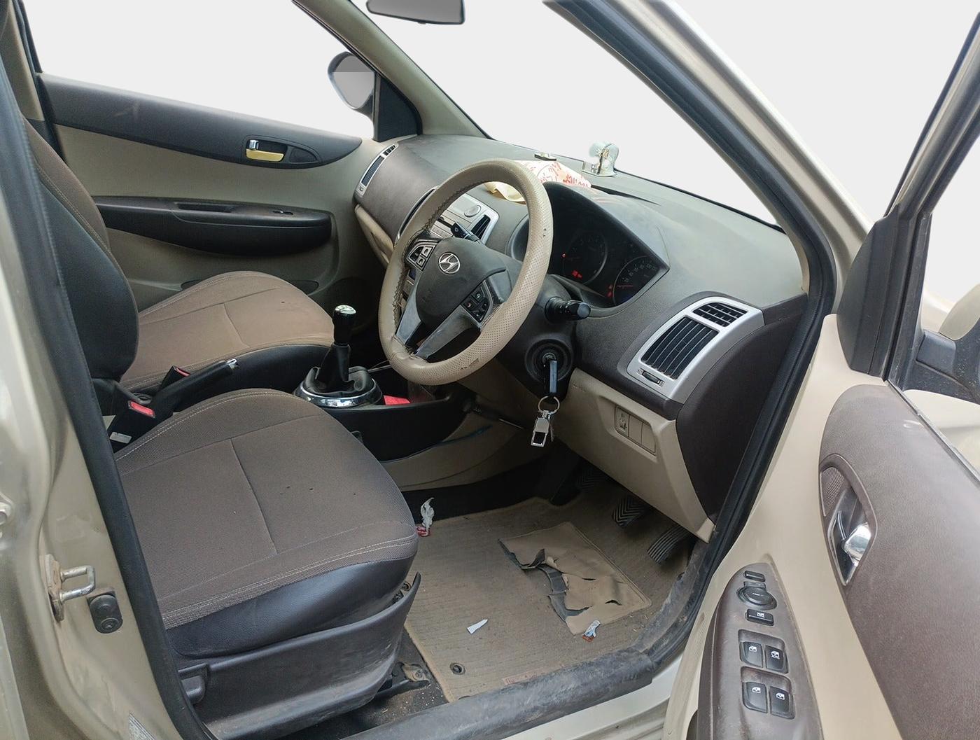 2011 Hyundai i20 SPORTZ 1.2, Petrol, Manual, 2,03,558 km, interior