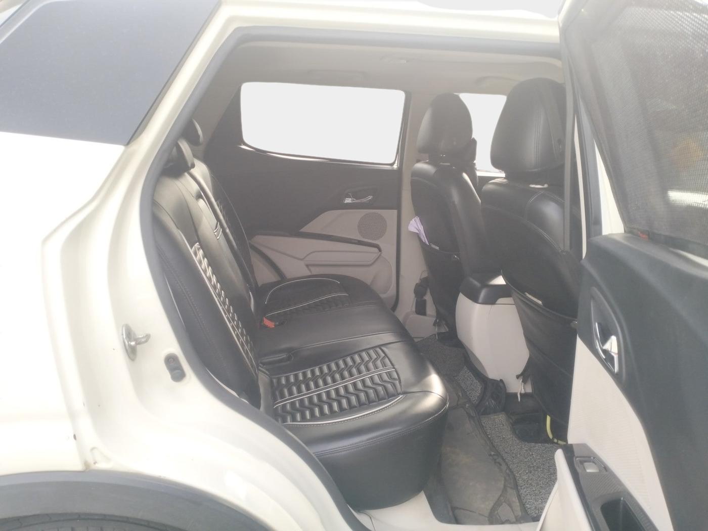 2021 Mahindra XUV300 W8 (O) 1.5 DIESEL, Diesel, Manual, 1,60,346 km, interior