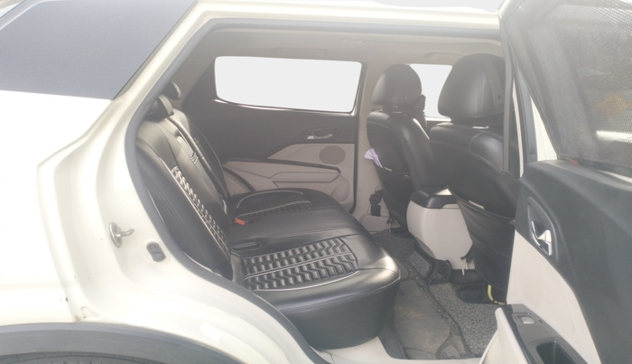 2021 Mahindra XUV300 W8 (O) 1.5 DIESEL, Diesel, Manual, 1,60,346 km, interior