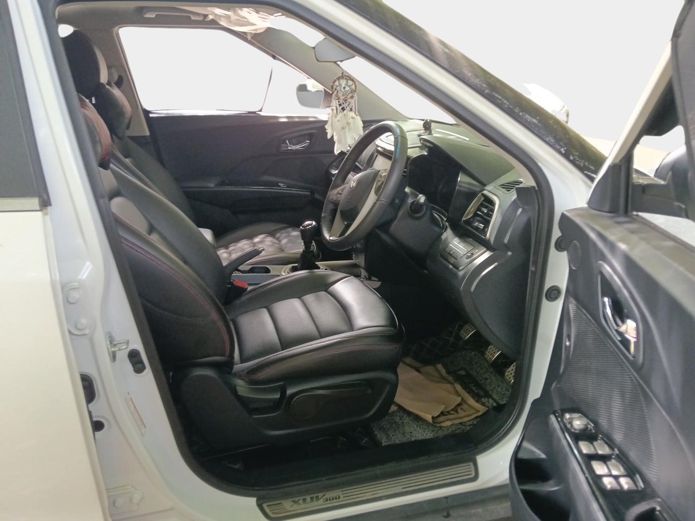 2023 Mahindra XUV300 W8 1.2 PETROL, Petrol, Manual, 18,396 km, interior