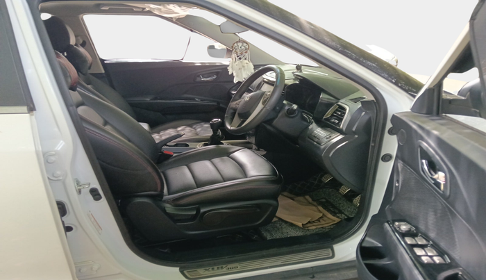 2023 Mahindra XUV300 W8 1.2 PETROL, Petrol, Manual, 18,396 km, interior