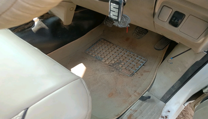 2013 Toyota Innova G1 2.5, Diesel, Manual, 2,70,000 km, interior