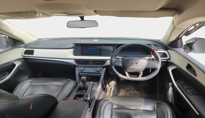 2023 Mahindra XUV700 MX D MT 5 STR, Diesel, Manual, 71,010 km, interior