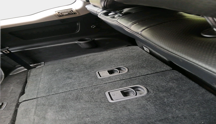 2017 Mahindra XUV500 W10, Diesel, Manual, 1,22,279 km, interior