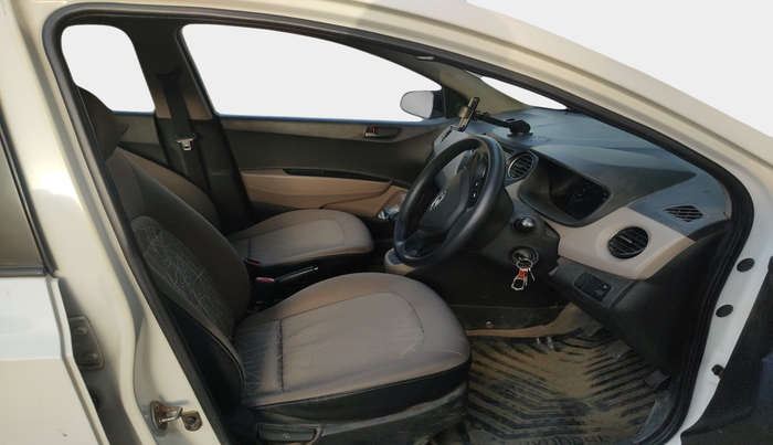 2016 Hyundai Xcent BASE 1.1, Diesel, Manual, 1,84,435 km, interior