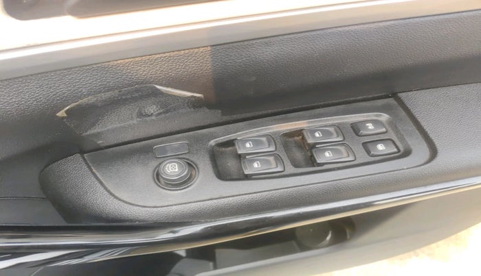 2023 Mahindra XUV700 AX 5 D MT 7 STR, Diesel, Manual, 40,399 km, interior