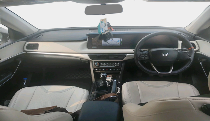 2023 Mahindra XUV700 AX 5 D MT 7 STR, Diesel, Manual, 40,399 km, interior