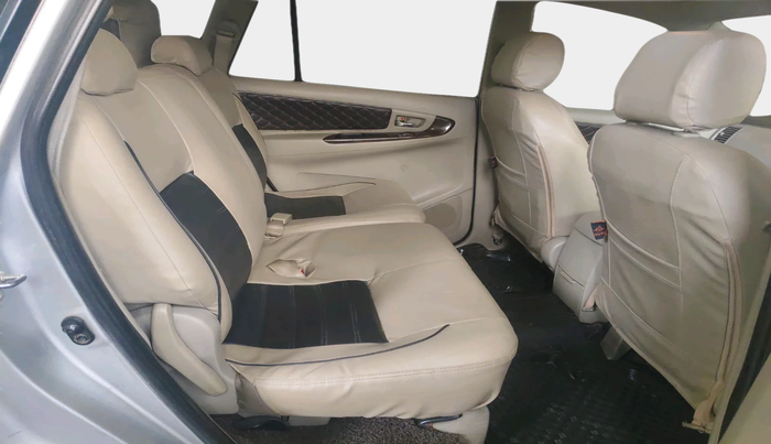 2014 Toyota Innova 2.5 VX 8 STR, Diesel, Manual, 1,43,057 km, interior