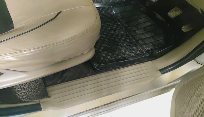 2014 Toyota Innova 2.5 VX 8 STR, Diesel, Manual, 1,43,057 km, interior