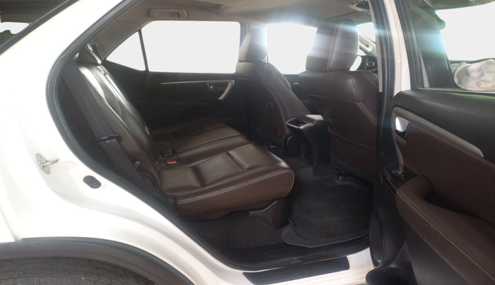 2017 Toyota Fortuner 2.8 4X2 AT, Diesel, Automatic, 99,540 km, interior