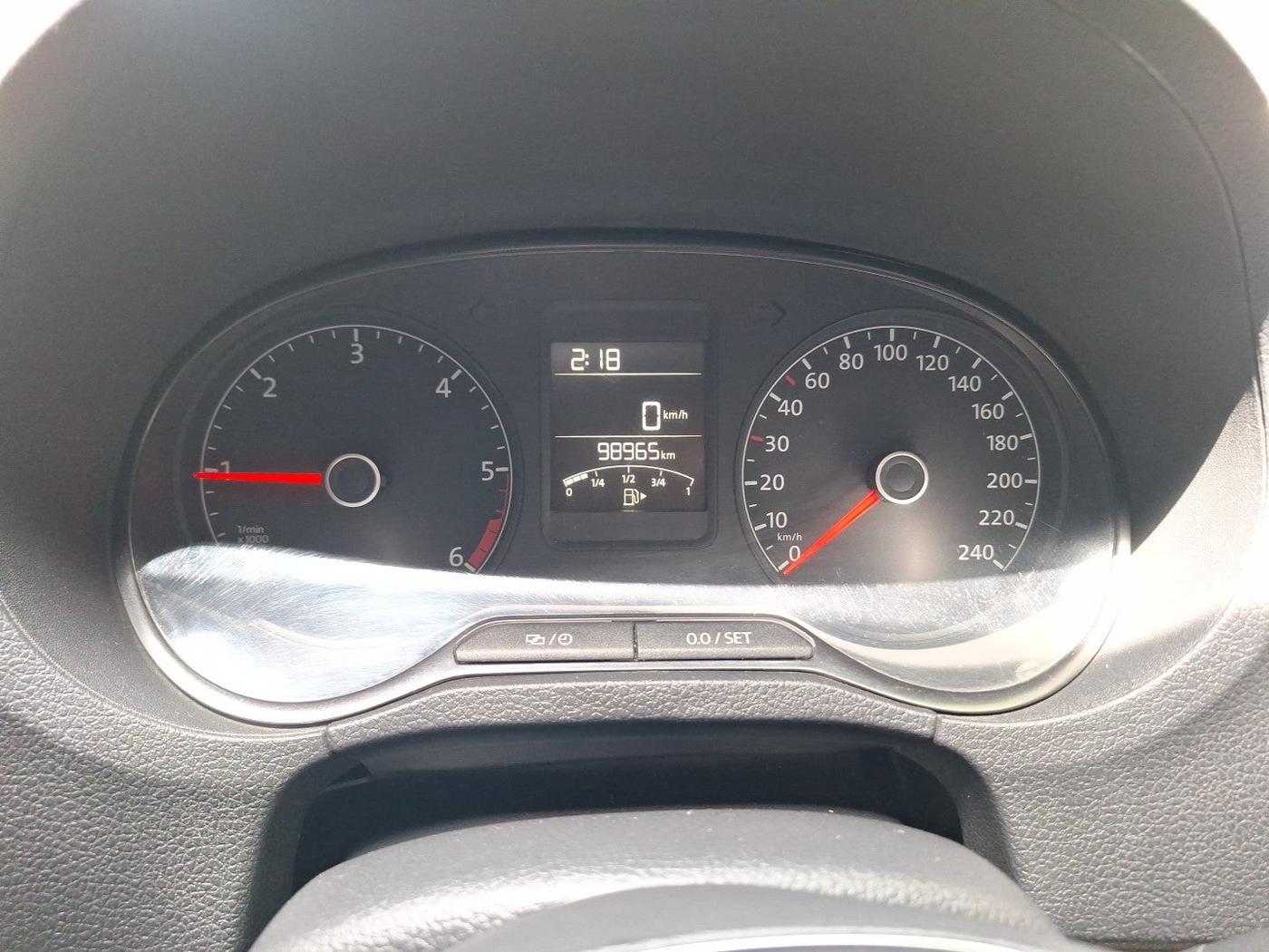 2015 Volkswagen Polo HIGHLINE1.5L, Diesel, Manual, 99,000 km, interior