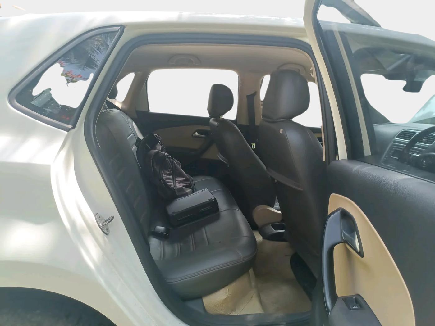 2014 Volkswagen Polo HIGHLINE1.5L, Diesel, Manual, 1,24,930 km, interior