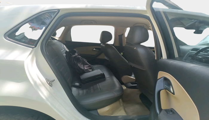 2014 Volkswagen Polo HIGHLINE1.5L, Diesel, Manual, 1,24,930 km, interior