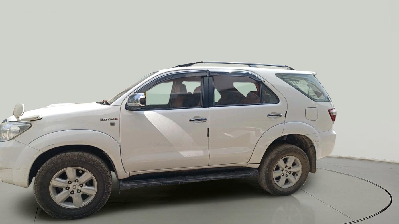 2011 Toyota Fortuner 3.0 4X4 MT, Diesel, Manual, 3,17,228 km, exterior