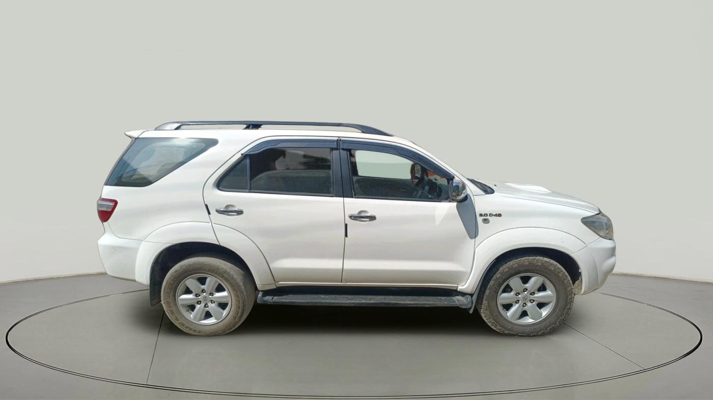 2011 Toyota Fortuner 3.0 4X4 MT, Diesel, Manual, 3,17,228 km, exterior