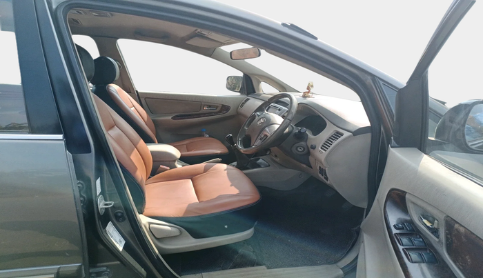 2013 Toyota Innova 2.5 VX 8 STR, Diesel, Manual, 3,54,960 km, interior