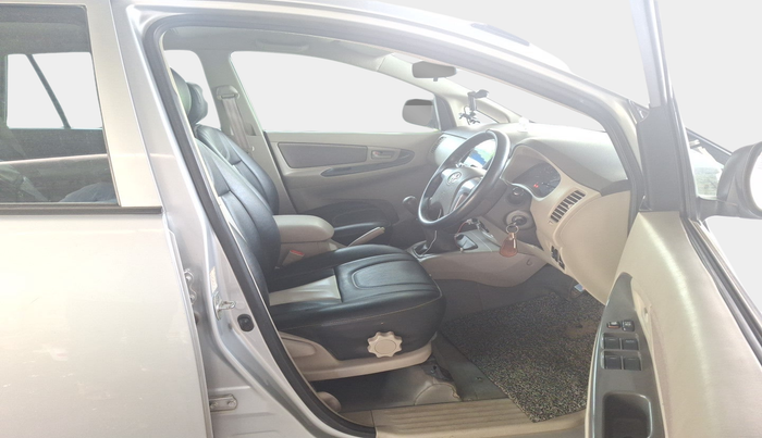 2014 Toyota Innova 2.5 GX 8 STR, Diesel, Manual, 1,11,458 km, interior