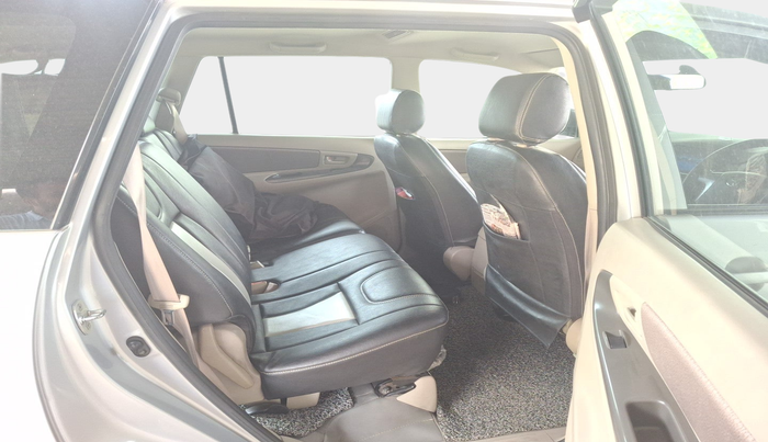 2014 Toyota Innova 2.5 GX 8 STR, Diesel, Manual, 1,11,458 km, interior