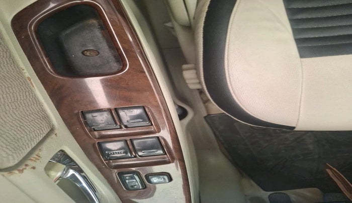 2012 Toyota Innova VX 2.5 8 STR, Diesel, Manual, 2,18,871 km, interior