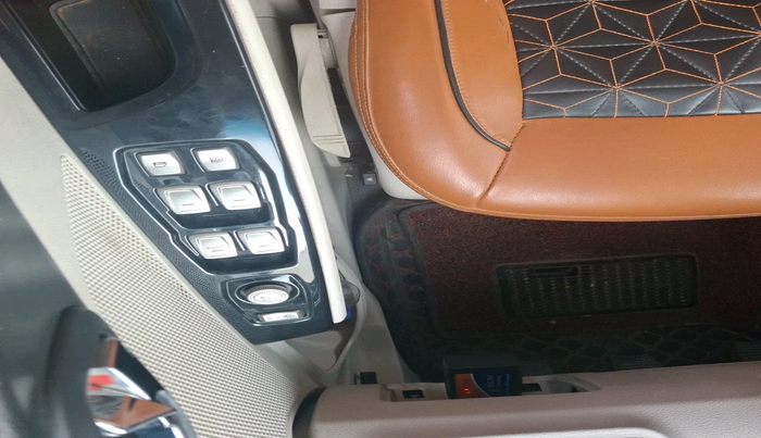 2020 Mahindra XUV300 W8 (O) 1.5 DIESEL, Diesel, Manual, 1,12,236 km, interior