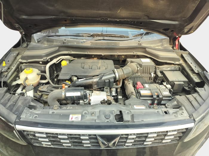 2024 Mahindra XUV300 W6 1.2 PETROL, Petrol, Manual, 20,376 km, exterior