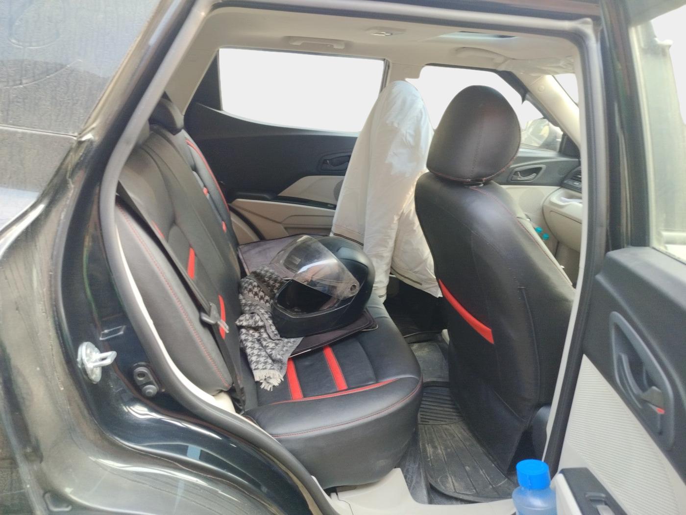 2024 Mahindra XUV300 W6 1.2 PETROL, Petrol, Manual, 20,376 km, interior