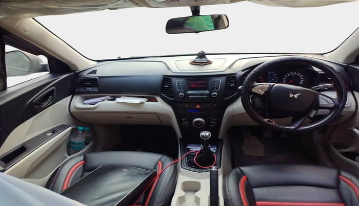 2024 Mahindra XUV300 W6 1.2 PETROL, Petrol, Manual, 20,376 km, interior
