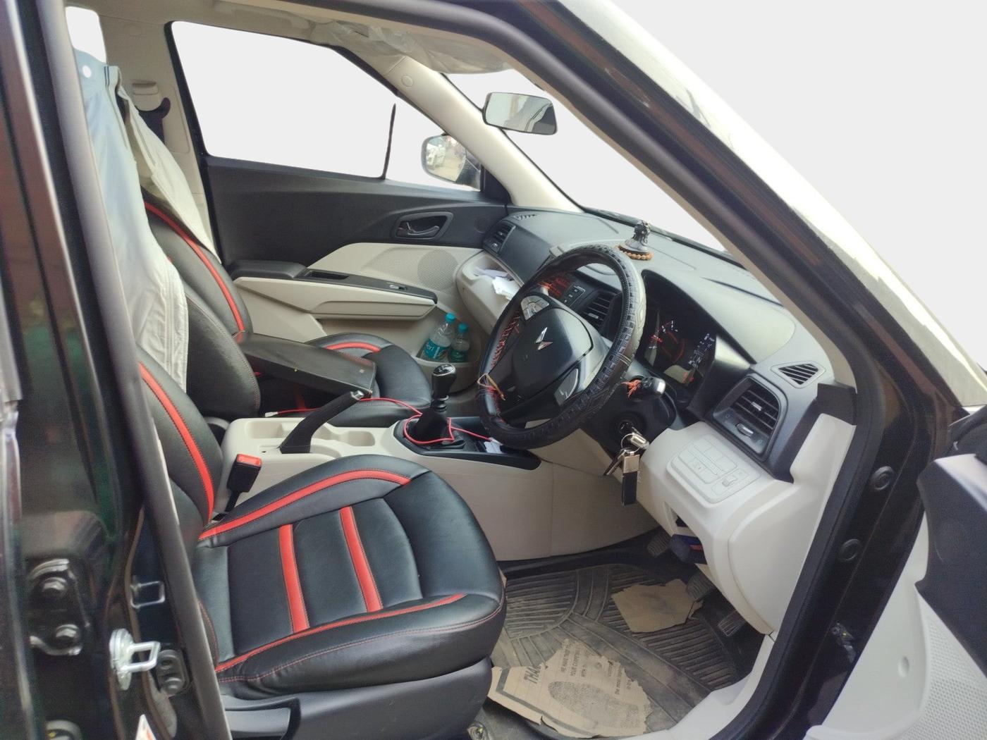 2024 Mahindra XUV300 W6 1.2 PETROL, Petrol, Manual, 20,376 km, interior