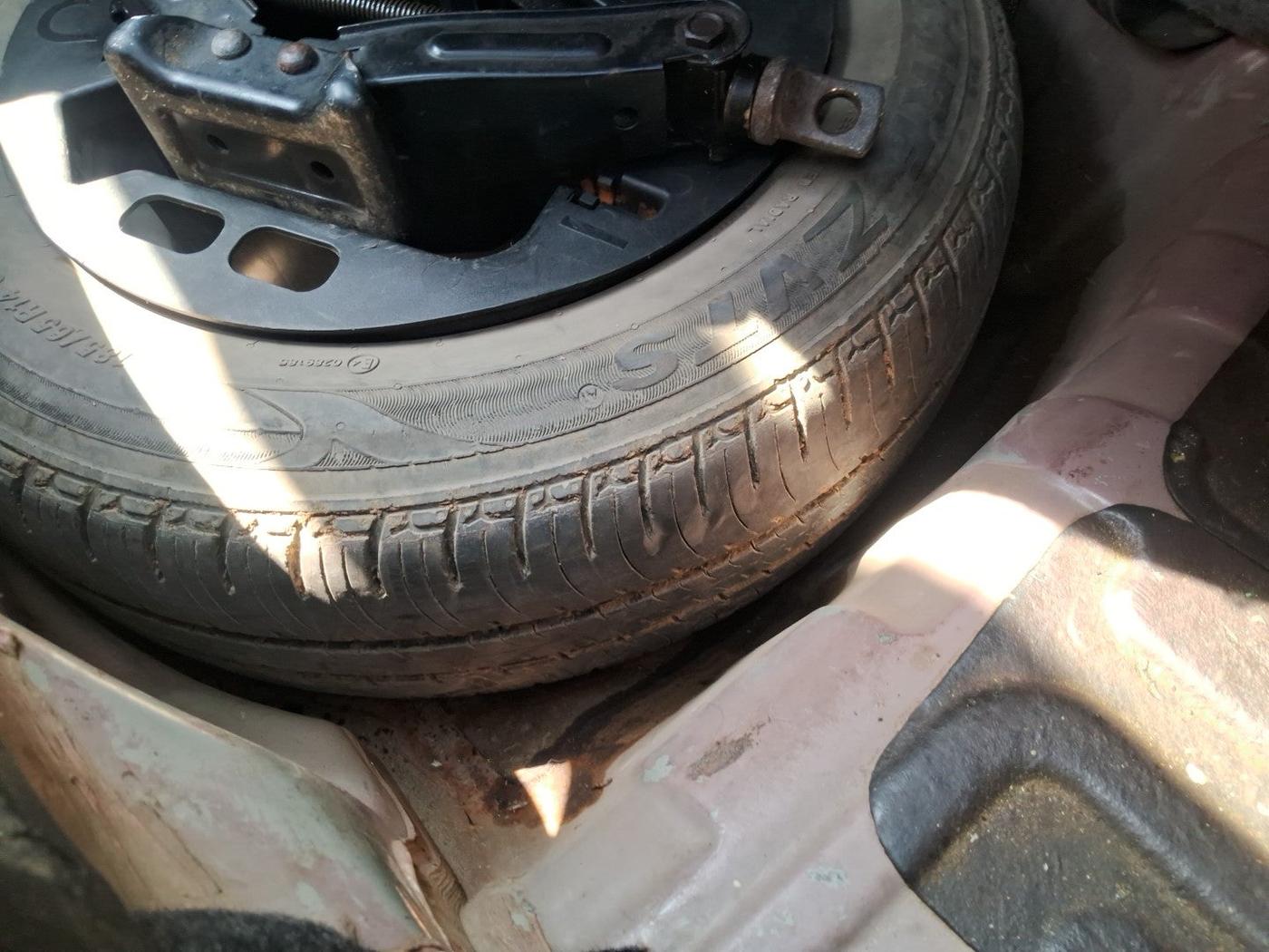 2016 Mahindra Kuv100 K4 D 6 STR, Diesel, Manual, 62,077 km, tyre