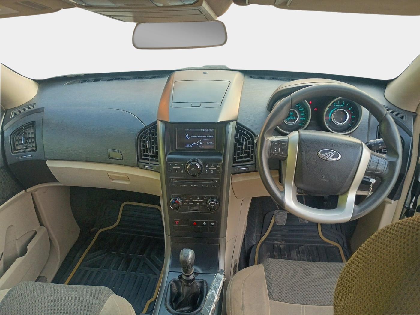 2015 Mahindra XUV500 W6, Diesel, Manual, 1,20,505 km, interior