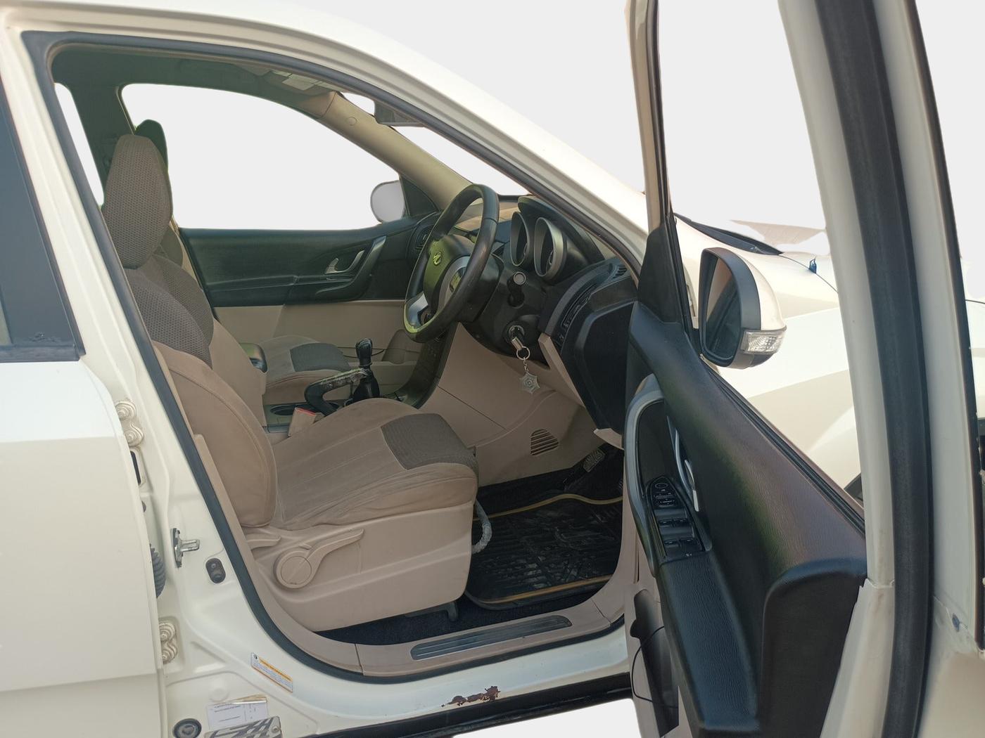 2015 Mahindra XUV500 W6, Diesel, Manual, 1,20,505 km, interior
