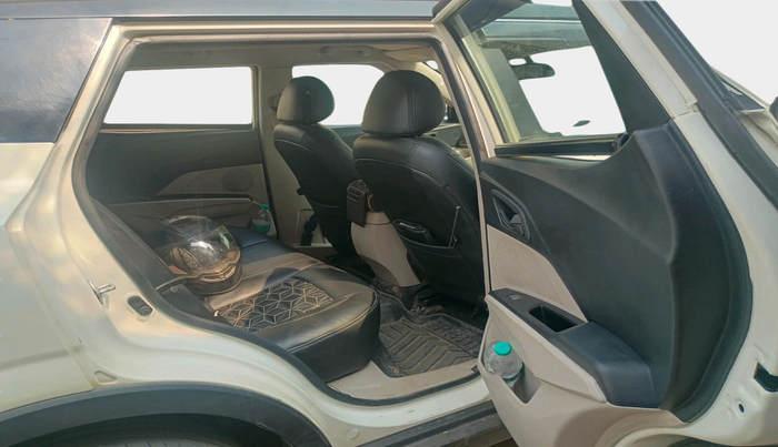 2019 Mahindra XUV300 W6 1.5 DIESEL, Diesel, Manual, 1,08,477 km, interior