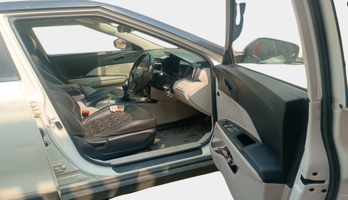 2019 Mahindra XUV300 W6 1.5 DIESEL, Diesel, Manual, 1,08,477 km, interior