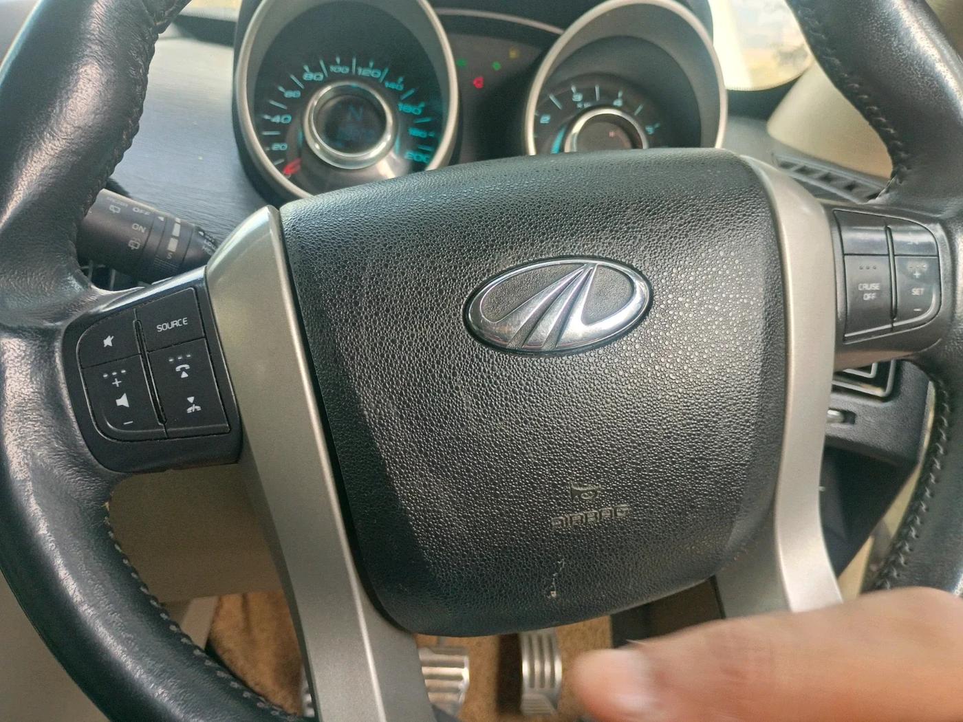 2015 Mahindra XUV500 W10, Diesel, Manual, 88,500 km, interior