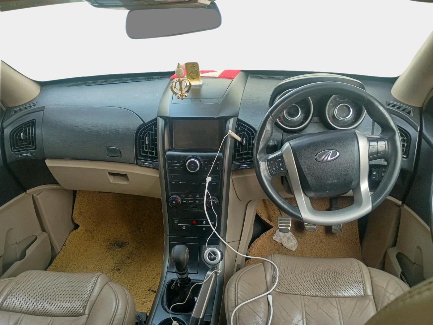2015 Mahindra XUV500 W10, Diesel, Manual, 88,500 km, interior