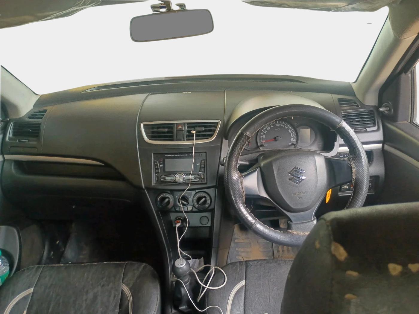 2017 Maruti Swift LXI, CNG, Manual, 1,32,430 km, interior