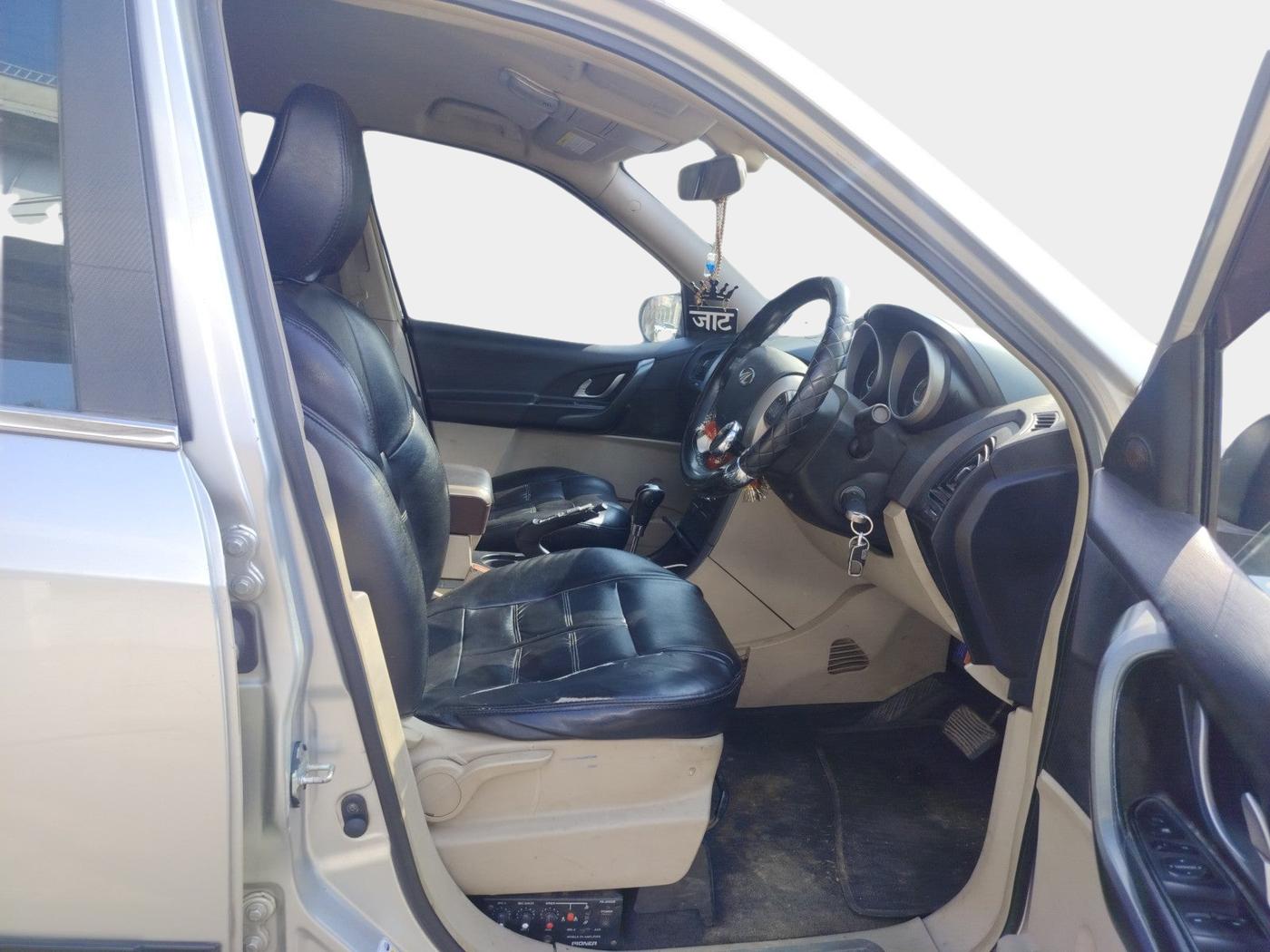 2016 Mahindra XUV500 W6 AT 1.99, Diesel, Automatic, 1,35,657 km, interior