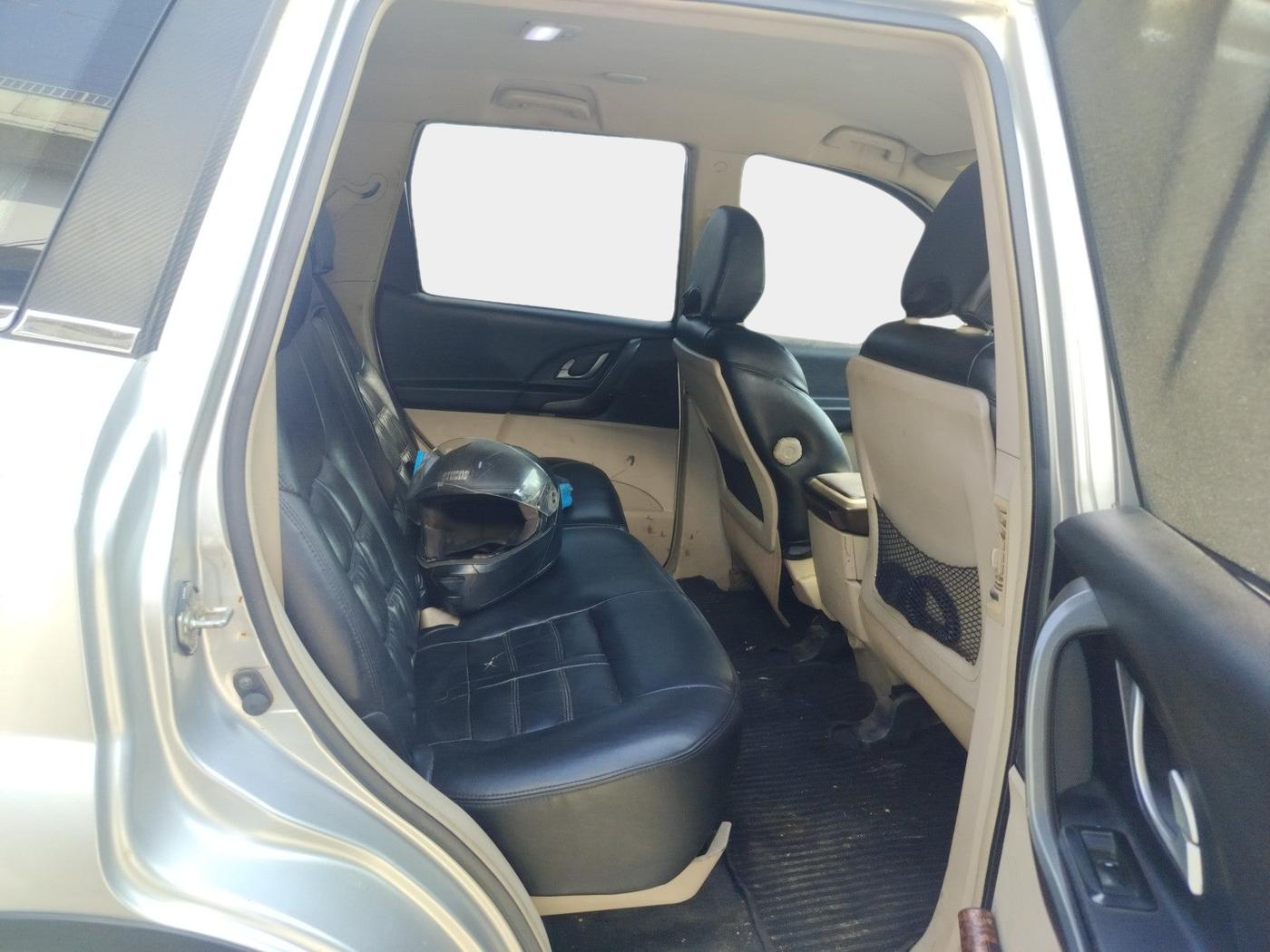 2016 Mahindra XUV500 W6 AT 1.99, Diesel, Automatic, 1,35,657 km, interior