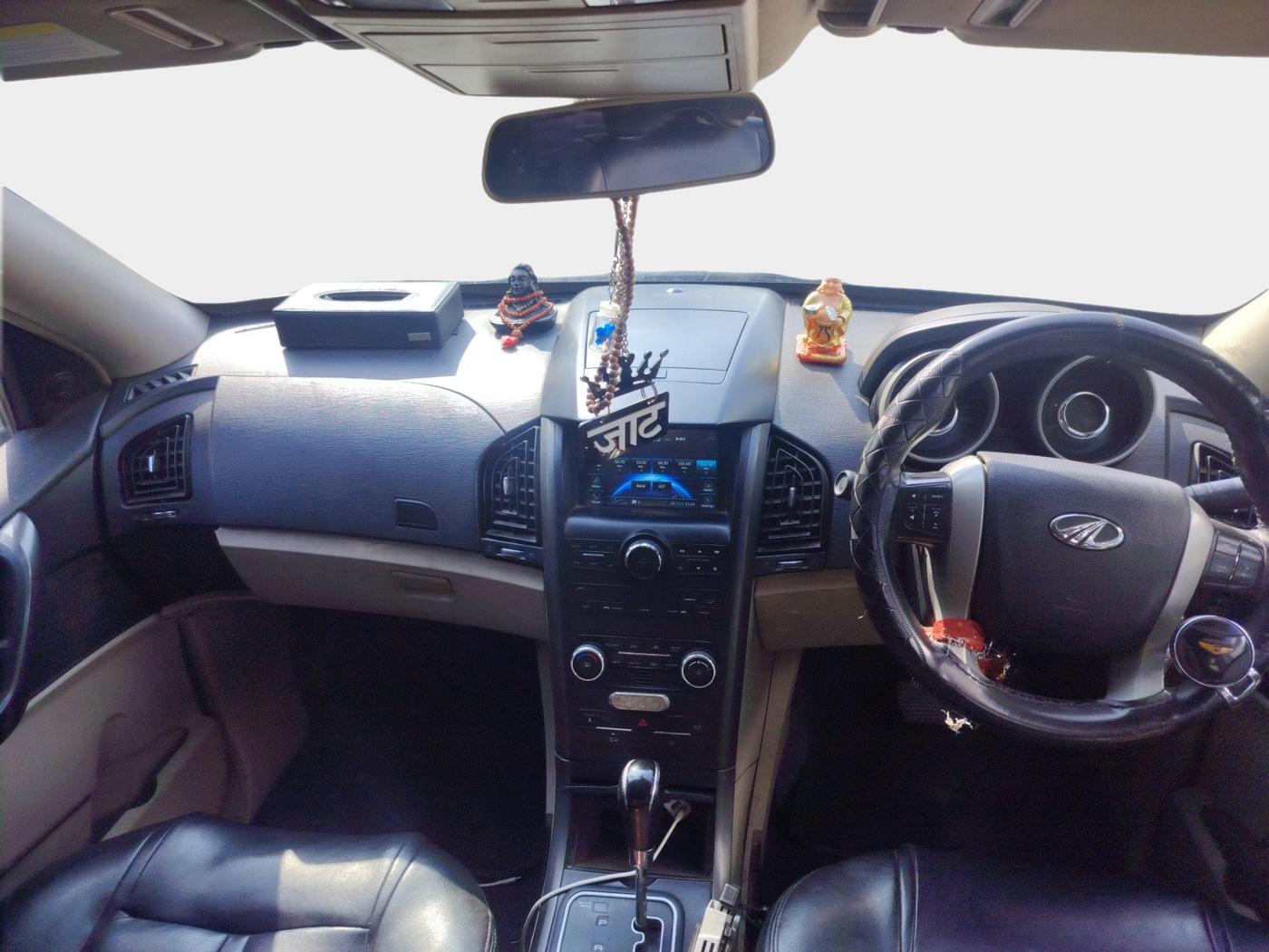 2016 Mahindra XUV500 W6 AT 1.99, Diesel, Automatic, 1,35,657 km, interior