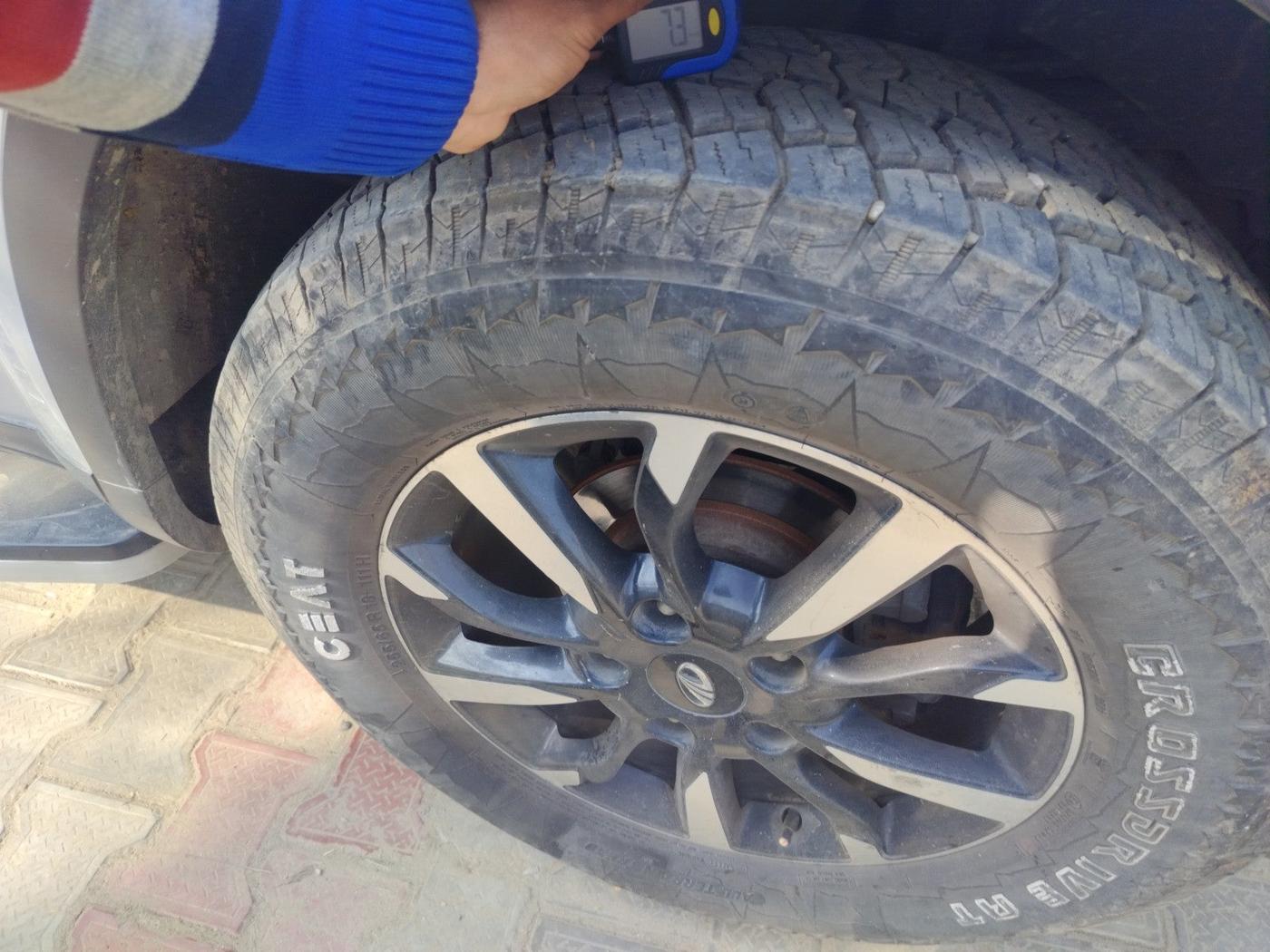 2016 Mahindra XUV500 W6 AT 1.99, Diesel, Automatic, 1,35,657 km, tyre