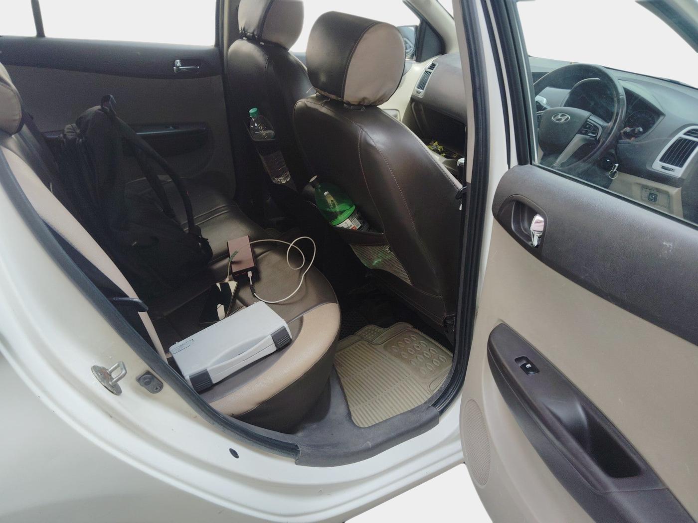2012 Hyundai i20 SPORTZ 1.2, CNG, Manual, 1,25,347 km, interior