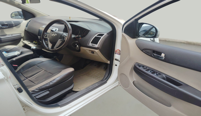 2012 Hyundai i20 SPORTZ 1.2, CNG, Manual, 1,25,347 km, interior