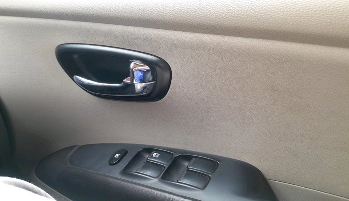 2015 Hyundai i10 SPORTZ 1.1, Petrol, Manual, 31,754 km, interior