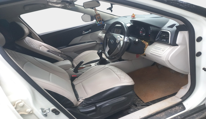 2020 Mahindra XUV300 W8 1.2 PETROL, Petrol, Manual, 61,907 km, interior